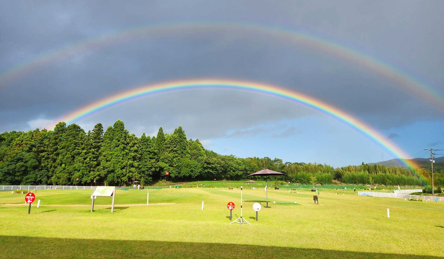 ゴルフ場上空の虹