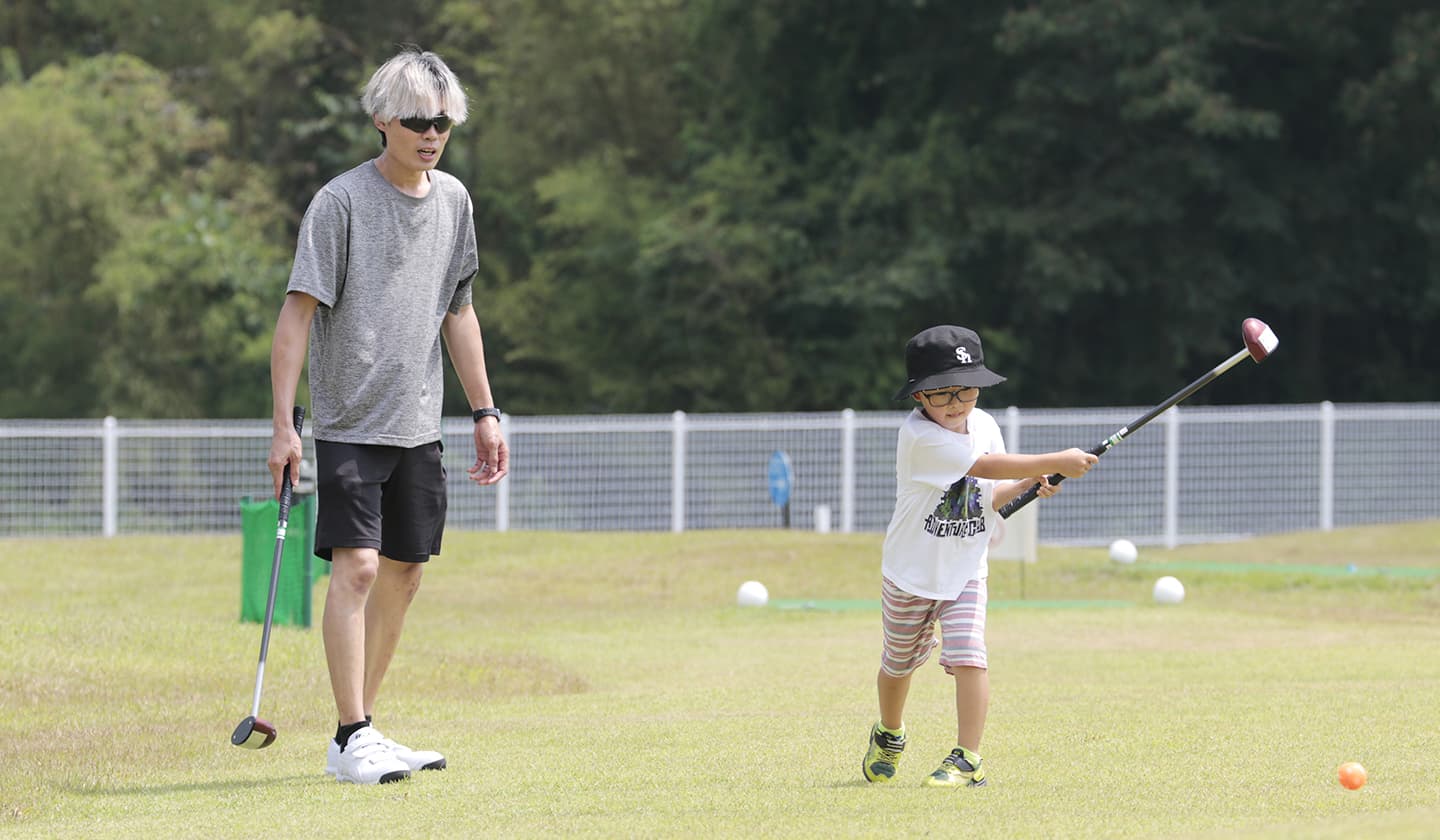 親子でパークゴルフを楽しむ