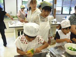 かぼちゃの種をとっています