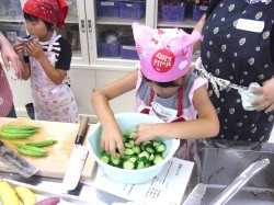 きゅうりを塩もみ