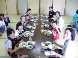 (真ん中)の料理を作った班です。