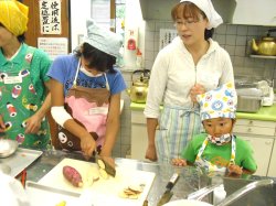 上級生は固いさつまいもを薄切り