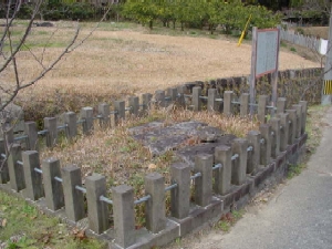 門前の地下式横穴の写真