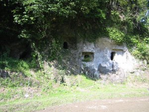 善法寺の横穴 善法寺の横穴の写真