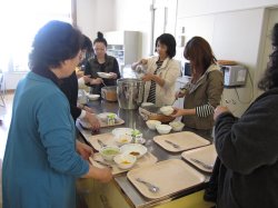 配膳の様子の写真