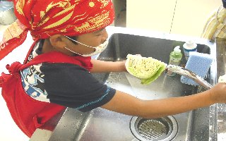 野菜を洗います