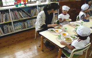 幼稚園試食会の写真