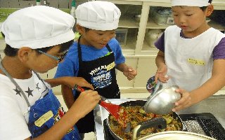 男のカレー作り3人力を合わせて