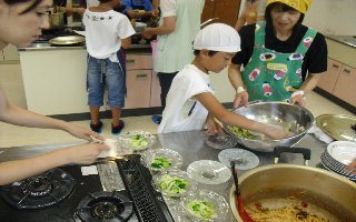 手袋をしてお弁当屋さんのように手際もよいです